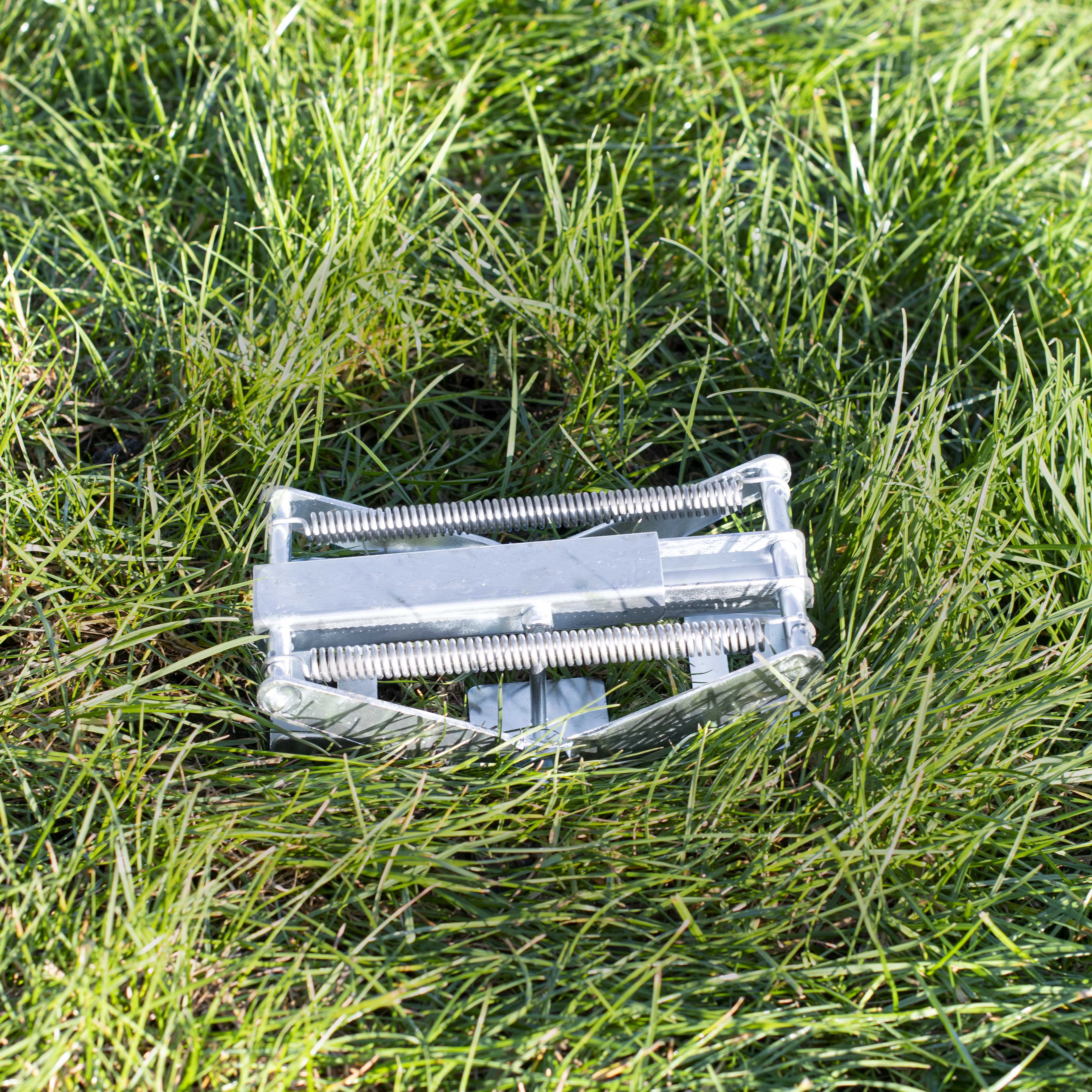 Drücken Sie einfach mit dem Fuß den Bügel nach unten und die Falle wird gespannt.