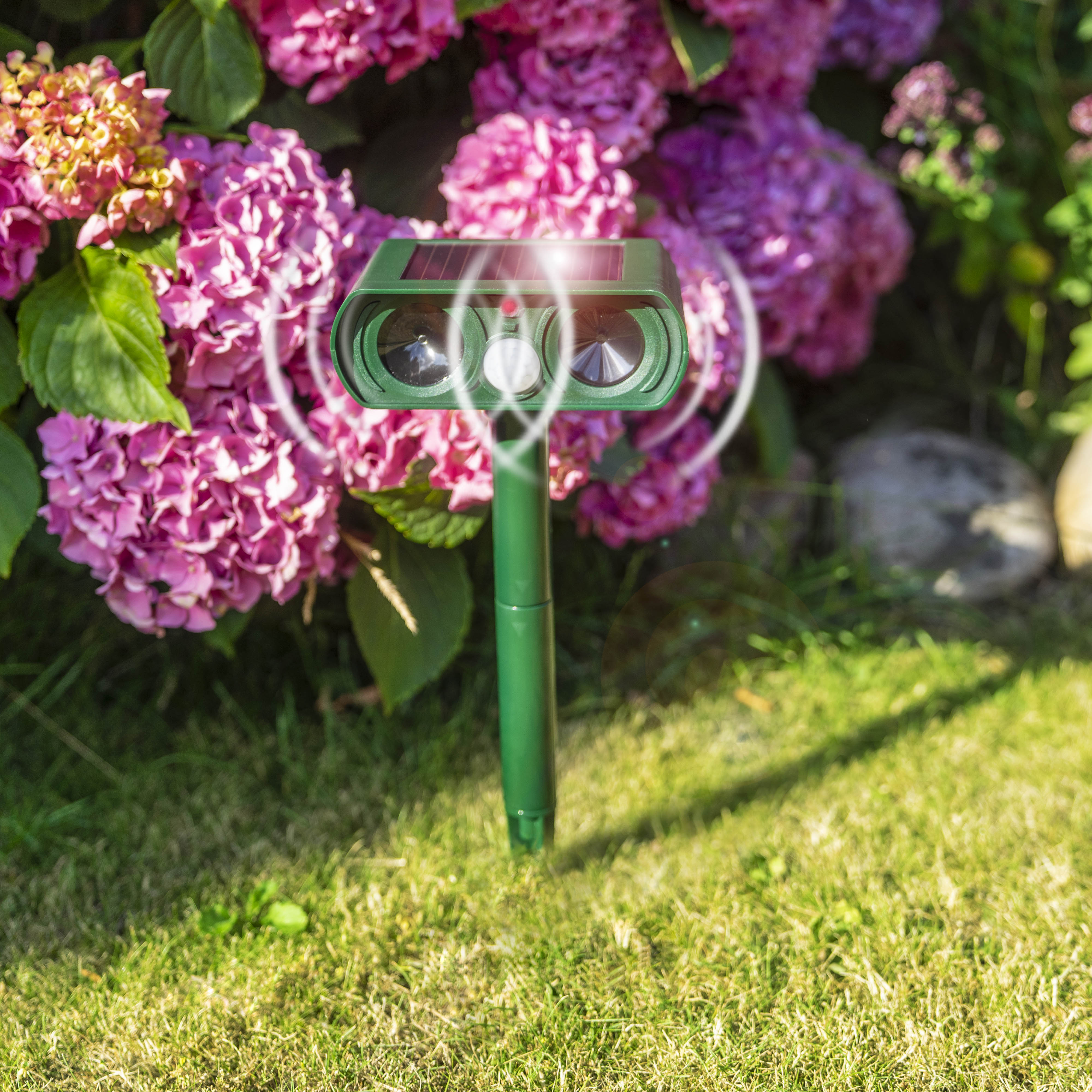 Durch den Erdspieß lässt sich das Gerät überall im Garten aufstellen aber es kann auch aufgehängt werden.
