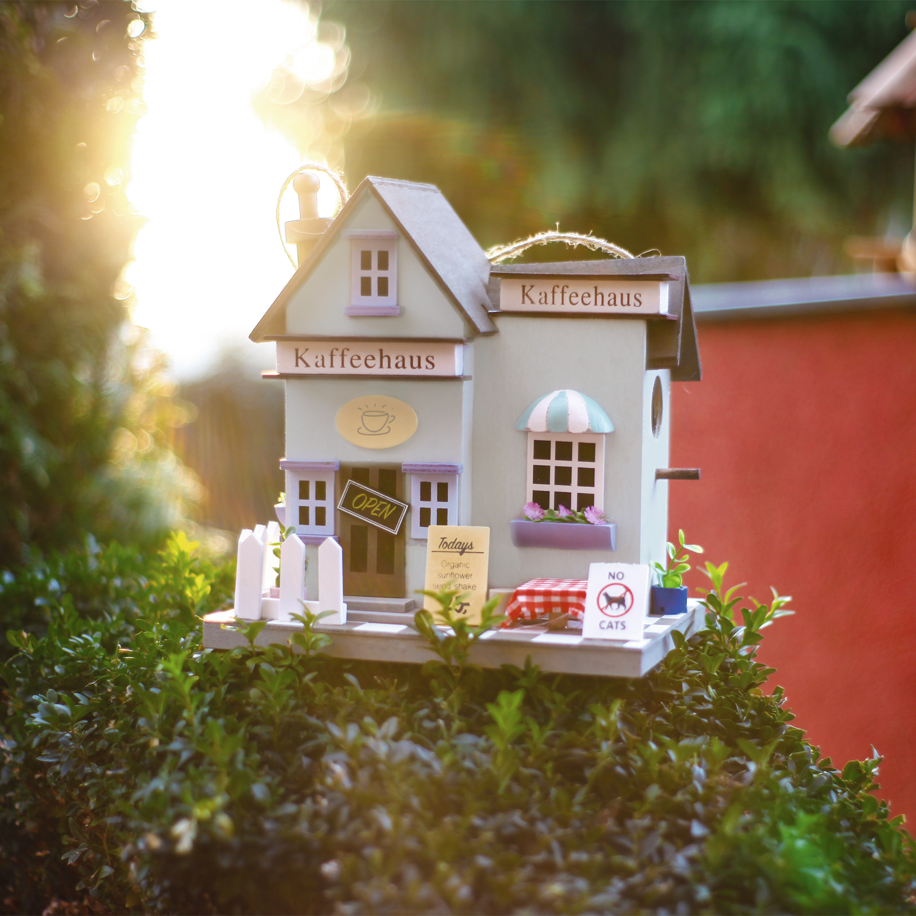 90542-Vogelhaus-Kaffeehaus-dekorativer-Nistkasten Die viele kleinen Details machen diesen Nistkasten zu einem echten Hingucker.