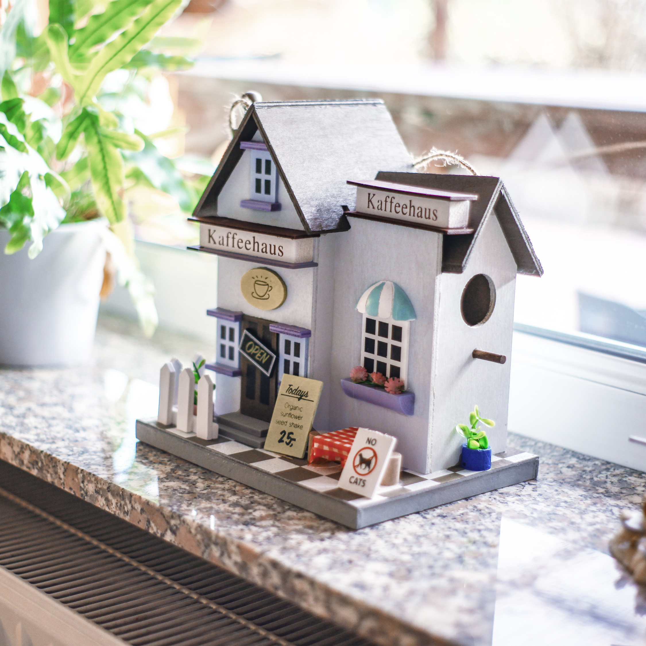 90542-Vogelhaus-Kaffeehaus-Design-Vogelhaus-Brutkasten Auch als Deko-Objekt im Haus zieht es die Blicke auf sich.