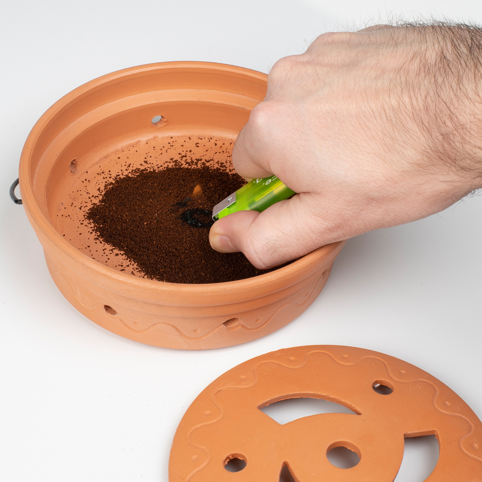 Frisches, trockenes Kaffeepulver (nicht im Lieferumfang) wird kegelförmig in der Schale angehäuft und in der Mitte angezündet.